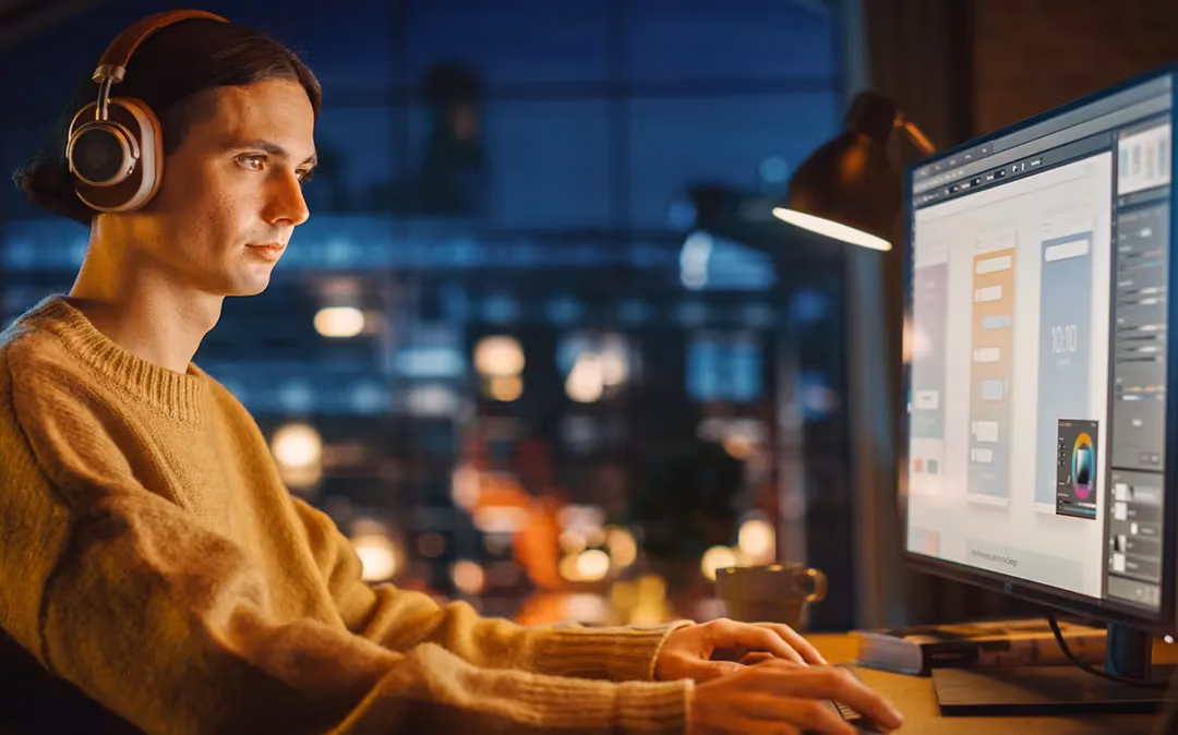 Um designer trabalhando em layouts de sites no computador